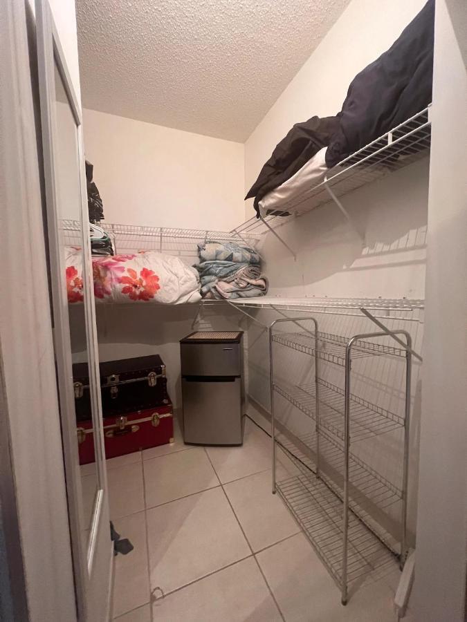 Master Room In Apartment Деві Екстер'єр фото